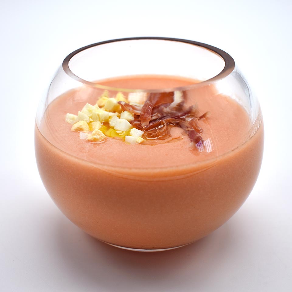 Salmorejo Andaluz cortado con AOVE de La Serranía de Ronda, Virutas de Jamón Ibérico y Tropezones de Huevo de Corral.